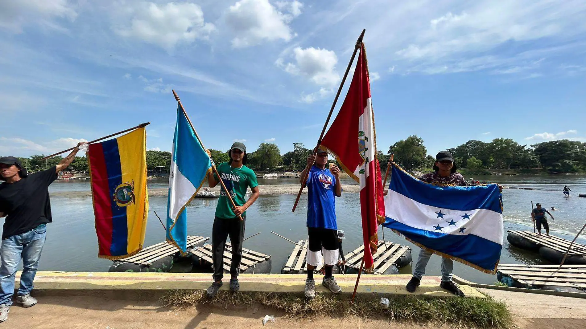 migrantes con las banderas de sus países